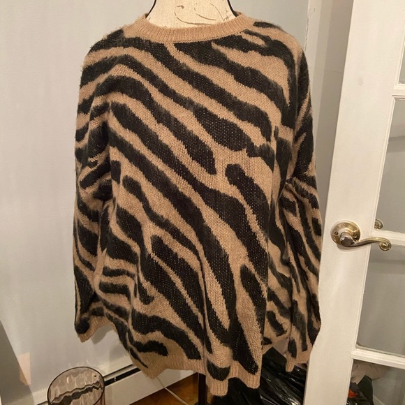 Animal printed sweater- one size never worn - Picture 3 of 3